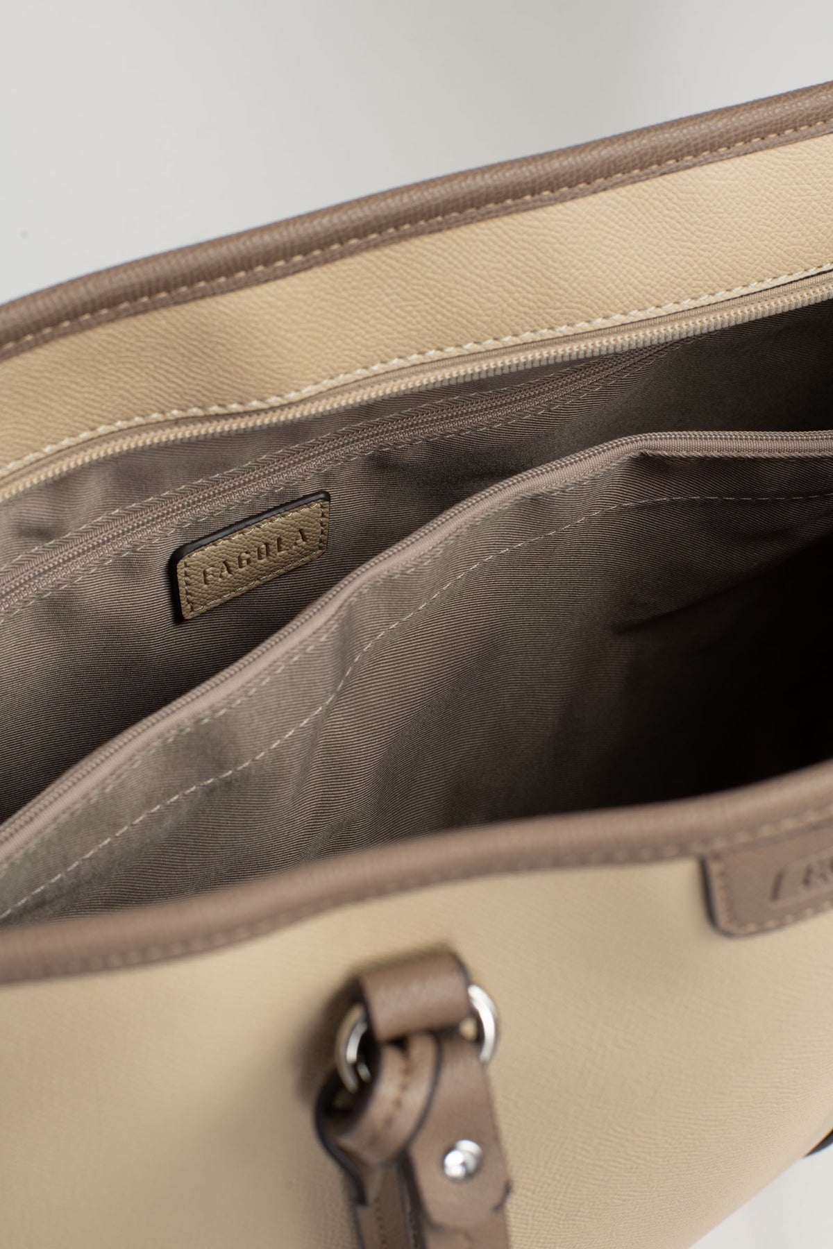 #couleur_crème/taupe