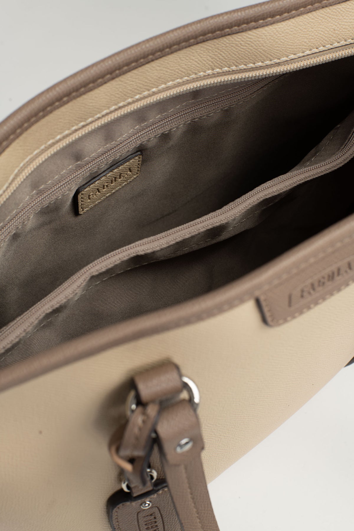 #couleur_crème/taupe