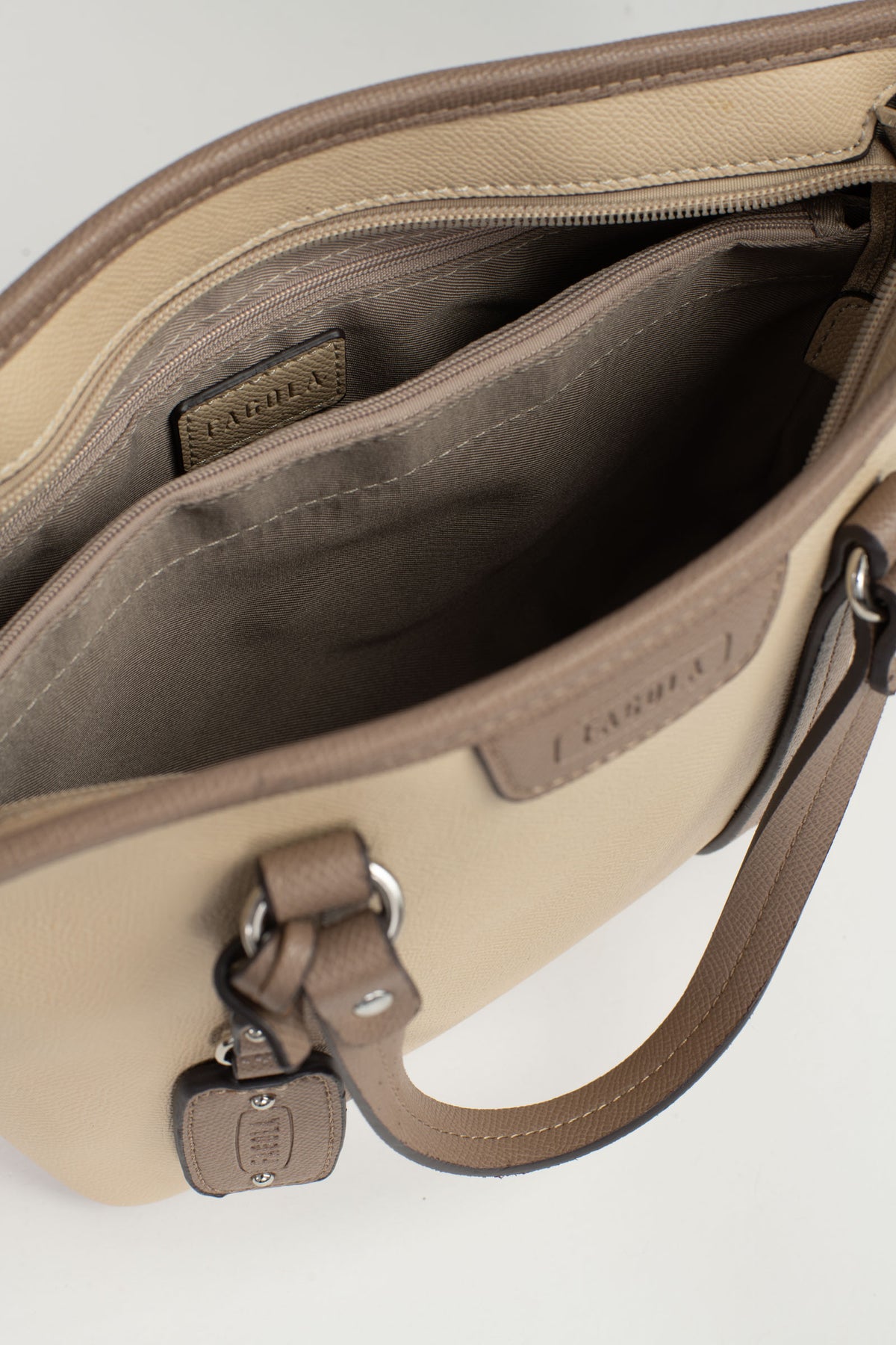 #couleur_crème/taupe