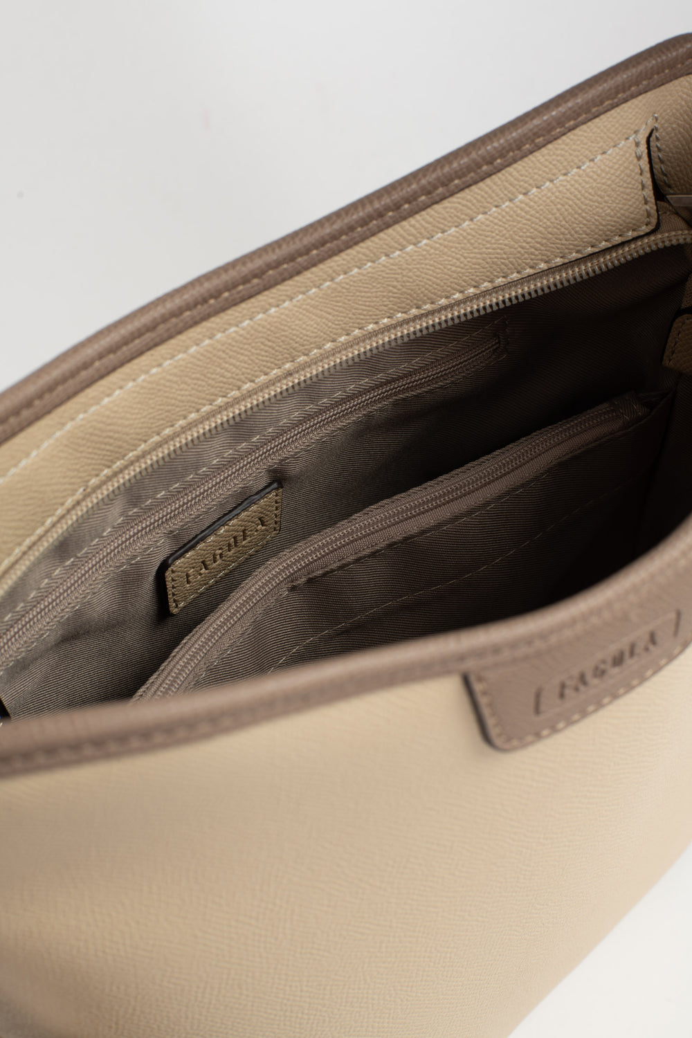 #couleur_crème/taupe